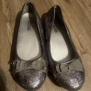 Kenneth Cole Reaction Women's Glitter Bow Ballet Flats in Metallic size 5.5